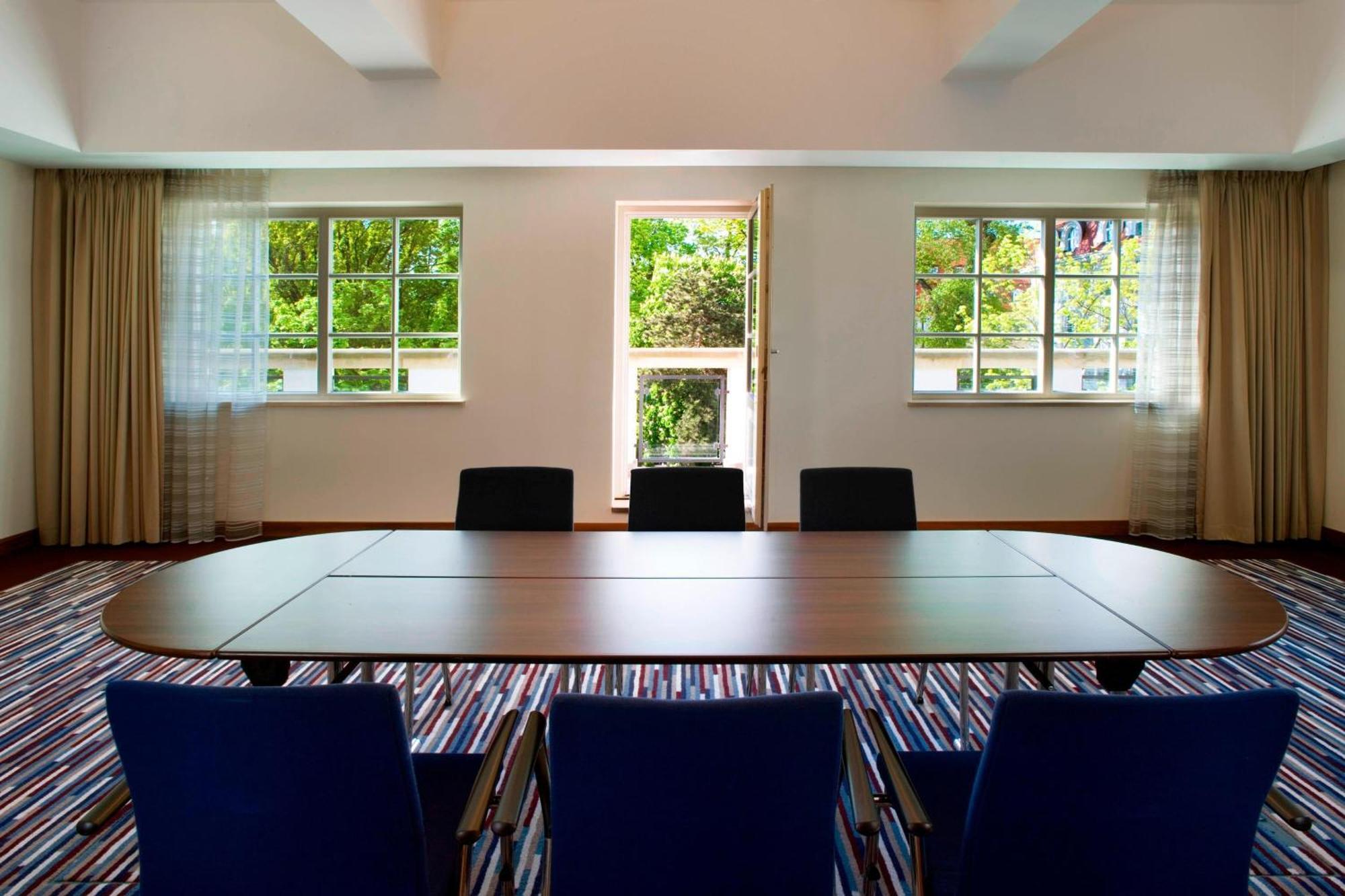 Sheraton Sopot Hotel Bagian luar foto The boardroom at the Royal Society